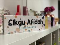 QT006 - PERSONALISED NAME BOARDS (READING GIRL)